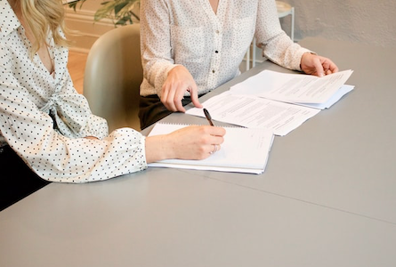 Dans cet article en deux parties, Fanny Roy, avocat associée du cabinet PIOT-MOUNY & ROY, détaille les principaux points de conflits entre un franchiseur et son franchisé et comment les éviter. Ce premier volet se concentre sur les conflits pouvant apparaître avant la signature du contrat et qui concernent l’information précontractuelle.